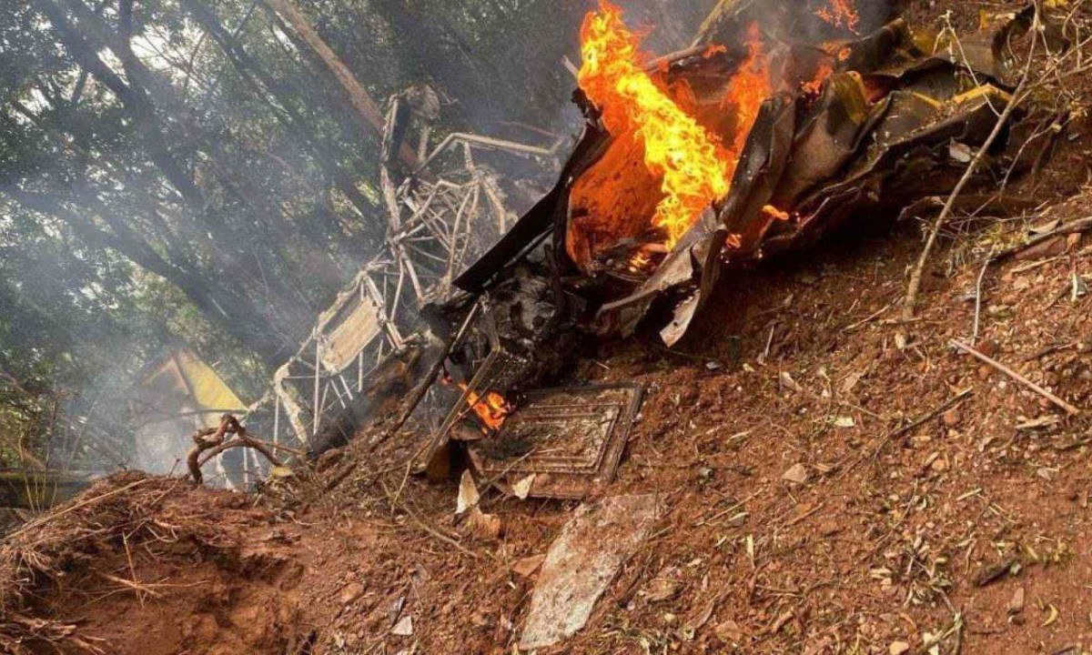 Piloto morre após queda de avião monomotor em Ouro Preto -  (crédito: CBMMG)