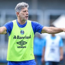 A preferência de Renato para assumir a titularidade na lateral esquerda do Grêmio deve ser por Mayk -  (crédito: Foto: Lucas Uebel/Grêmio FBPA)