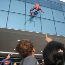 Homem-Aranha escala hospital em BH e surpreende pacientes e visitantes - Alexandre Guzanshe/EM/D.A. Press. Brasil. Belo Horizonte - MG