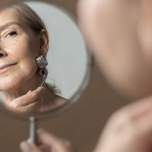 Entenda quais os impactos que a menopausa causa na pele - Freepik