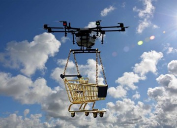 Drone carrega carrinho de supermercado; varejo está em transformação contínua -  (crédito: Pixabay)