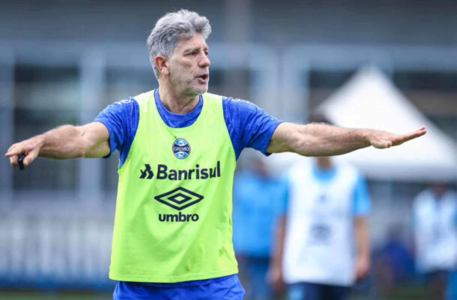 Renato tem dúvidas para escolher o lateral-esquerdo do Grêmio no clássico