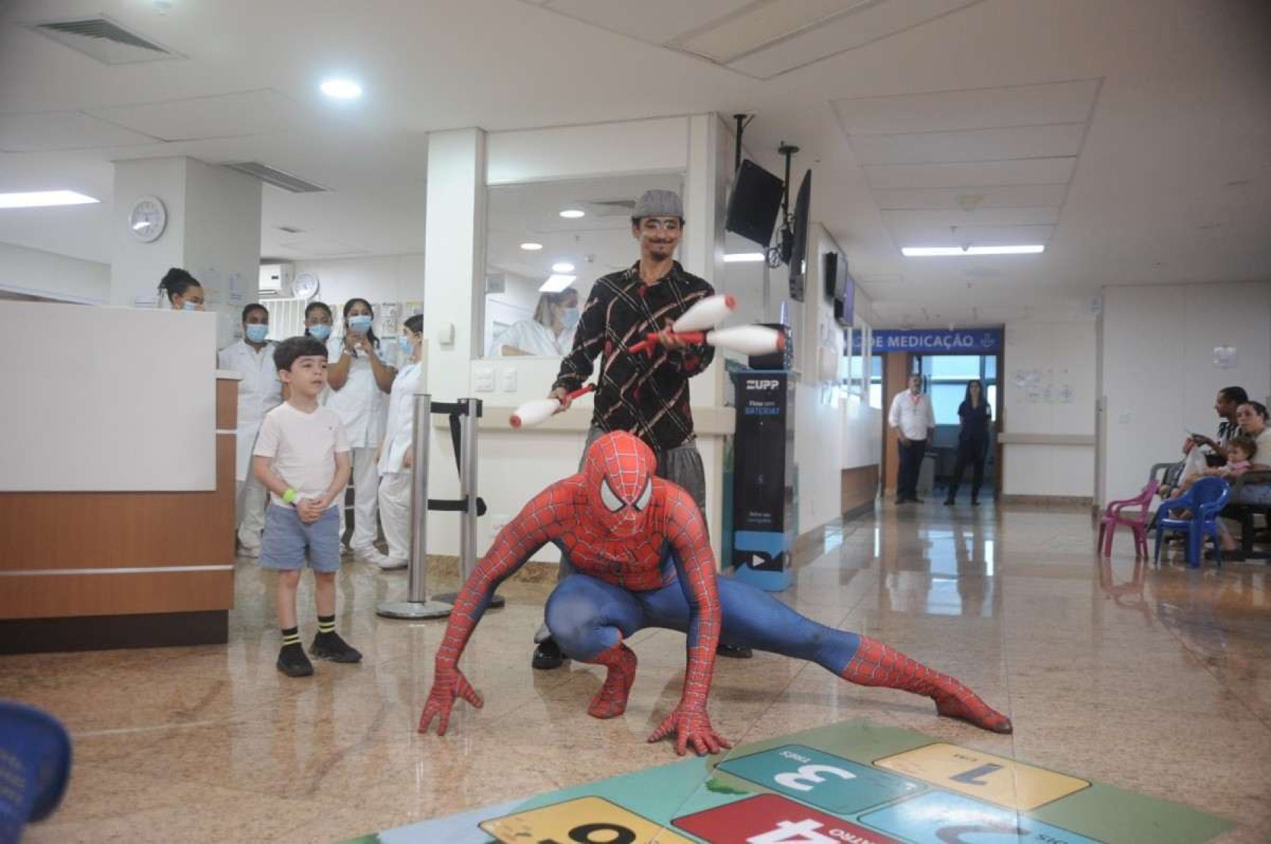 O herói, acompanhado do artista da Vértice Circo, visitou a sala de espera do pronto-socorro pediátrico