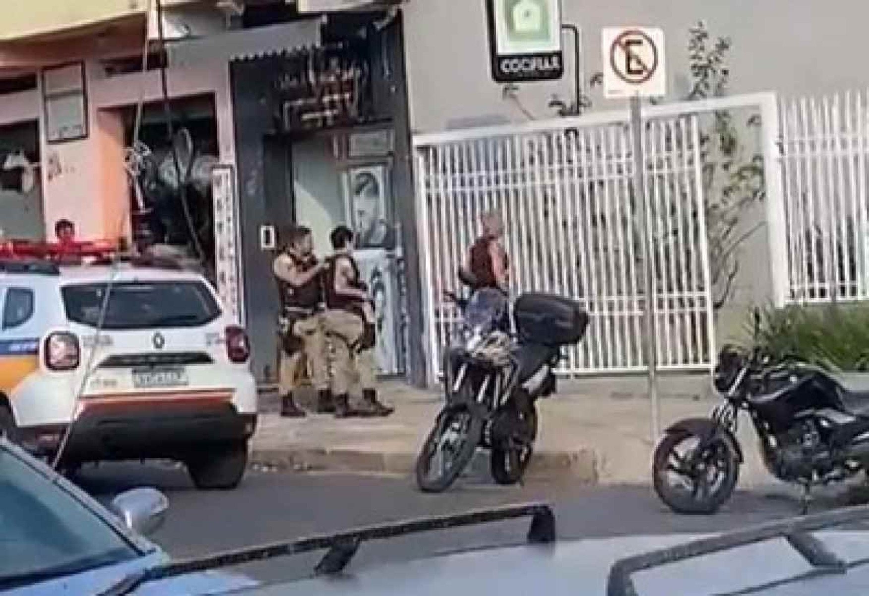 Policial civil aposentado agride PM e é baleado em BH; veja o vídeo