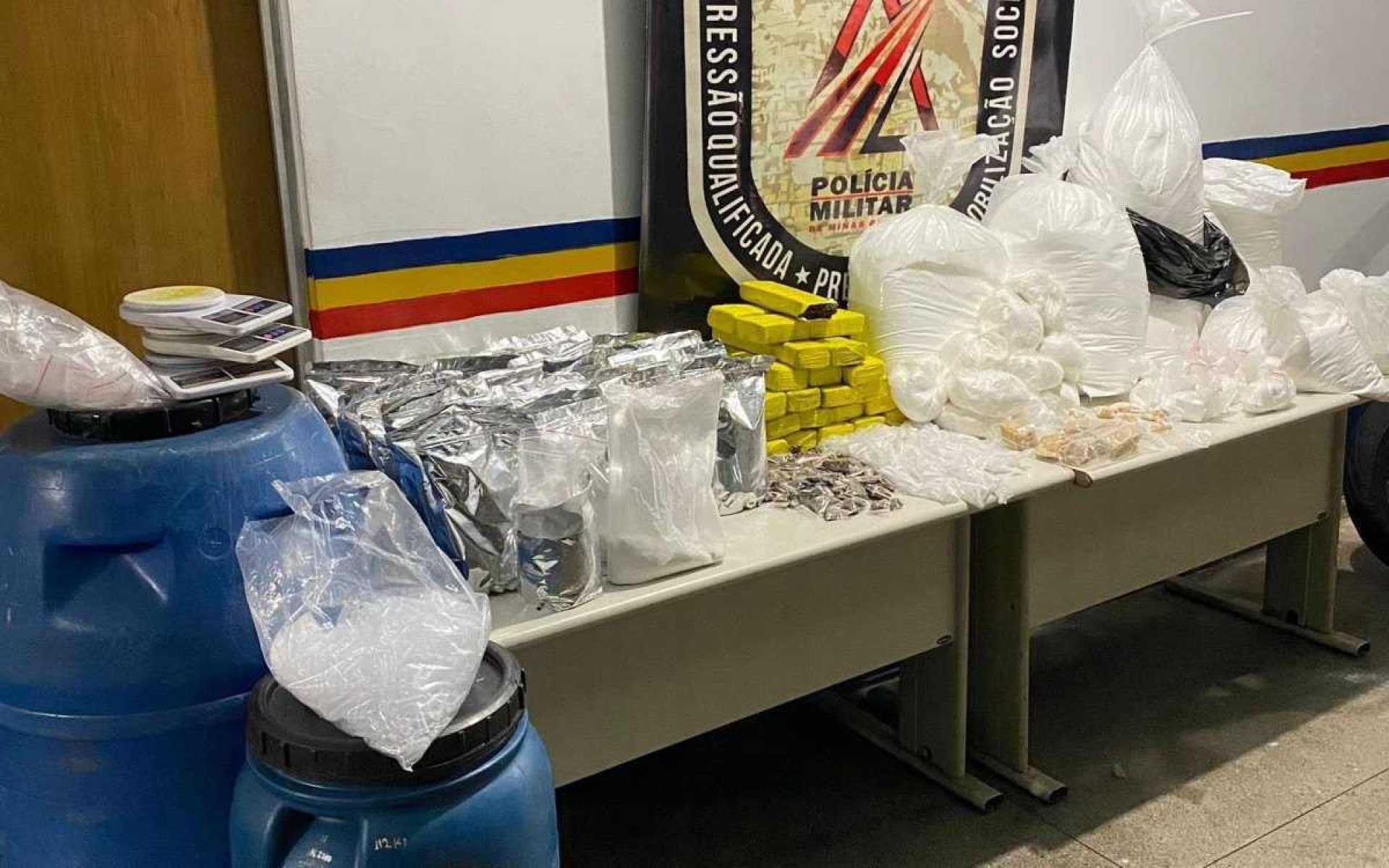 BH: homem é preso com grande quantidade de cocaína, crack e maconha em casa