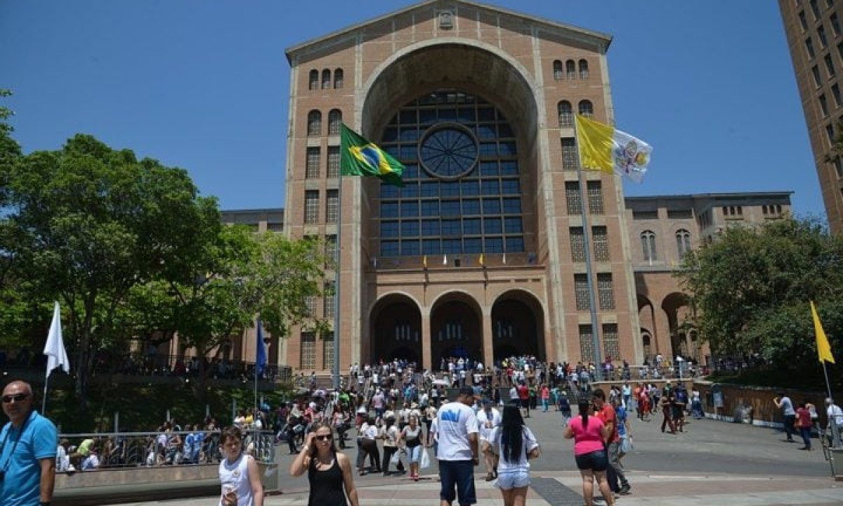 Festa também no Santuário de Nossa Senhora Aparecida, em Aparecida do Norte, São Paulo, uma das maiores basílicas do mundo. Afinal, 12 de outubro é Dia da Padroeira do Brasil.  -  (crédito: flickr - Agência Brasil Fotografias)