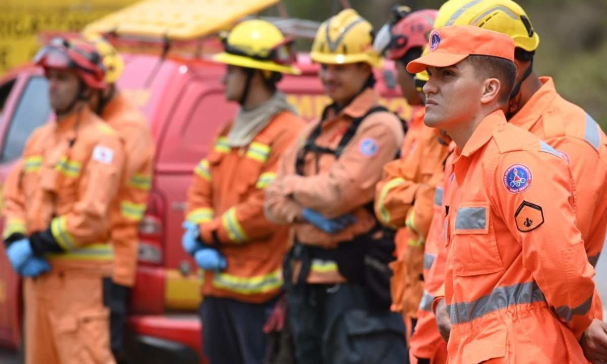Bombeiros observam o resgate dos corpos dos colegas mortos -  (crédito: Leandro Couri)