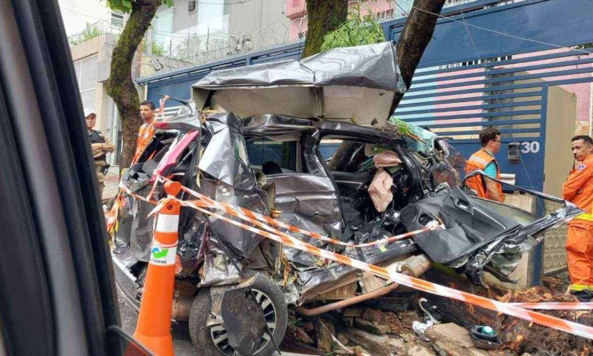 O carro arrastado pelo ônibus ficou destruído  -  (crédito: Redes sociais/reprodução )