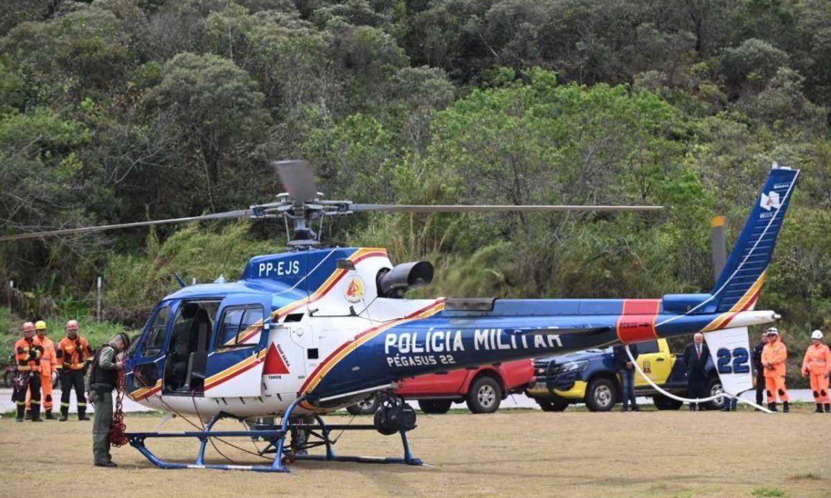 Equipes do Corpo de Bombeiros participam do resgate dos corpos, em Ouro Preto  -  (crédito: Leandro Couri/EM/D.A Press)