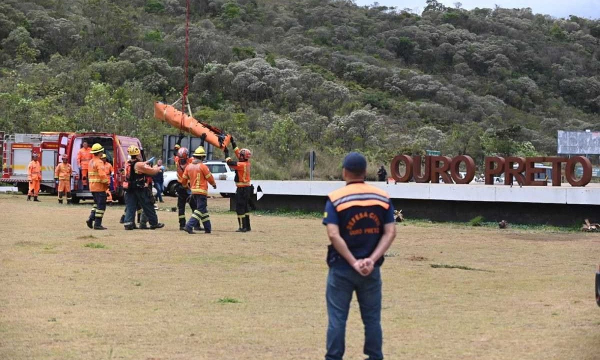 Corpos das seis vítimas do acidente com o helicóptero do Corpo de Bombeiros foram resgatados neste sábado (12/10), em Ouro Preto -  (crédito: Leandro Couri)