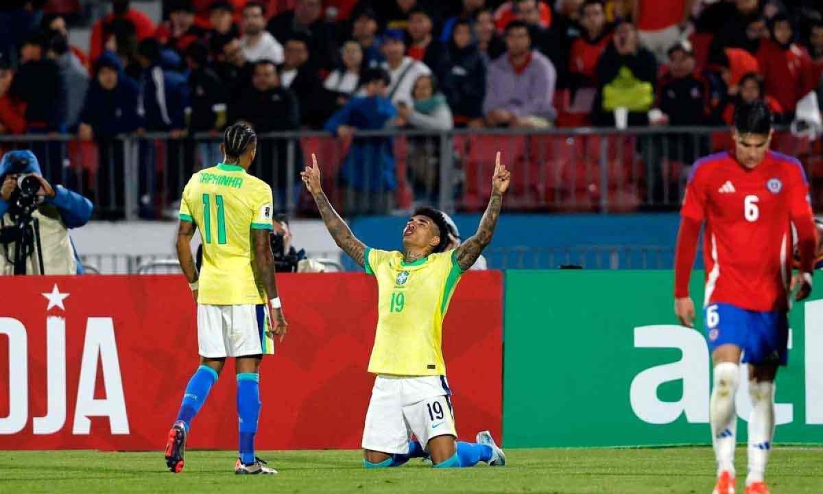 Igor Jesus comemora um dos gols do Brasil. Time venceu o Chile por 2 a 1, mas futebol coletivo pouco apareceu -  (crédito: Javier TORRES / AFP)