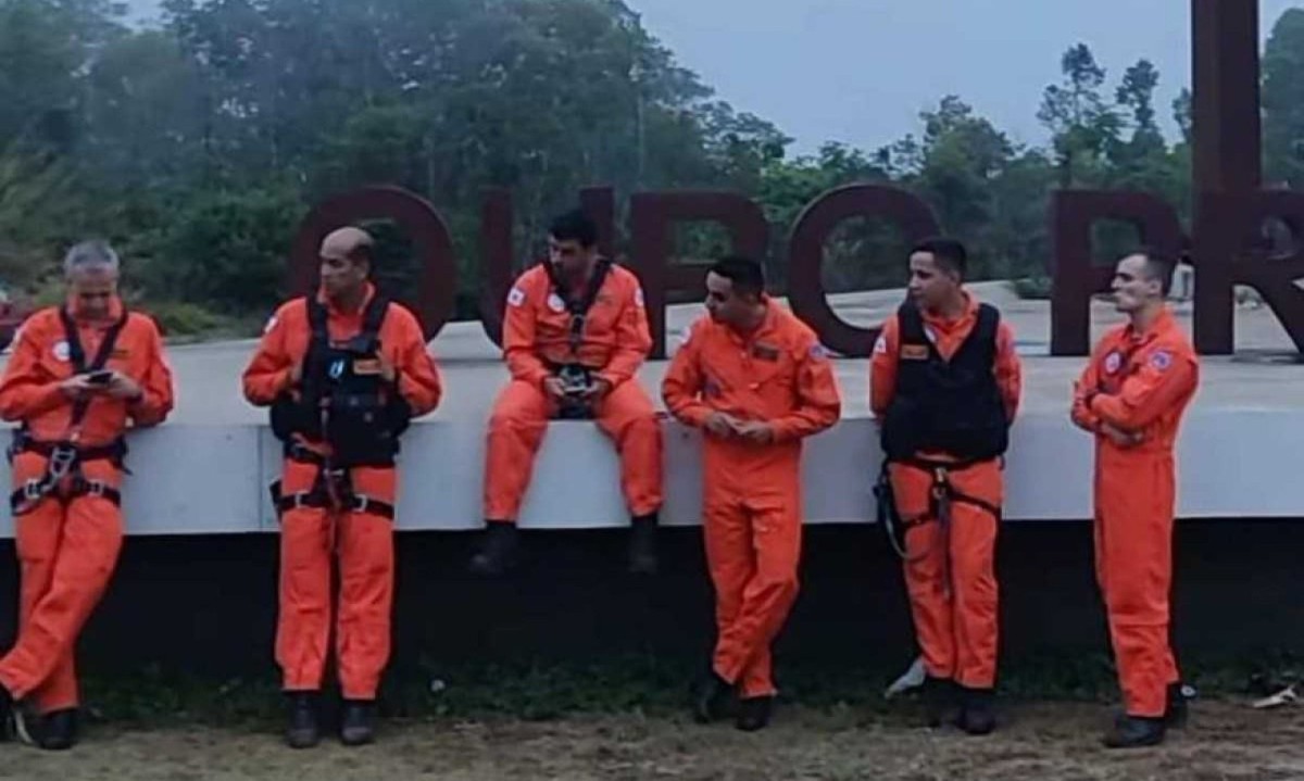 Tripula&amp;ccedil;&amp;atilde;o do Arcanjo 04 foi fotografada horas antes do acidente. Da esquerda para direita: Bruno Sud&amp;aacute;rio, Sargento Welerson, Rodrigo Trindade, Capit&amp;atilde;o Wilker, Sargento Gabriel e Tenente Victor -  (crédito: CBMMG)