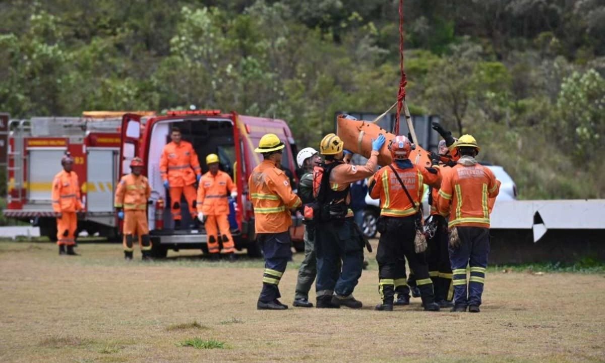 Equipe dos bombeiros recebe um dos corpos resgatados  -  (crédito: Leandro Couri/EM/D.A Press)
