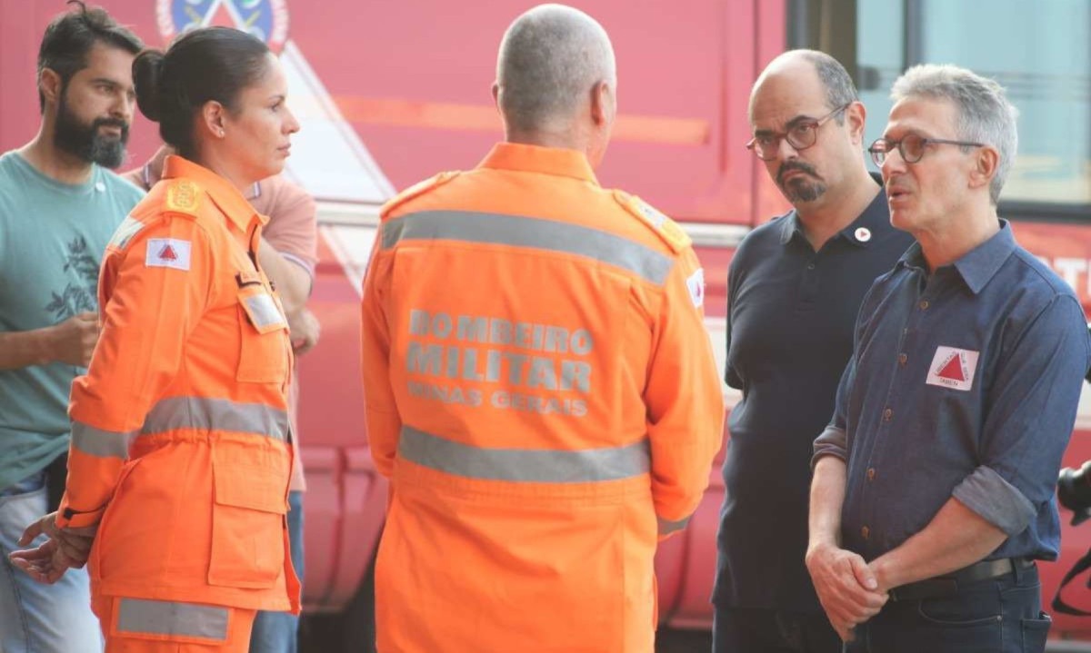 Governador Romeu Zema presta solidariedade aos colegas das vítimas da queda do helicóptero Arcanjo 04 -  (crédito: Marcos Vieira/EM/D.A Press)