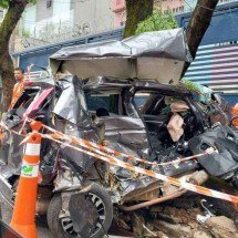 Duas pessoas morrem em carro prensado por ônibus do Move em BH  - Redes sociais/reprodução 
