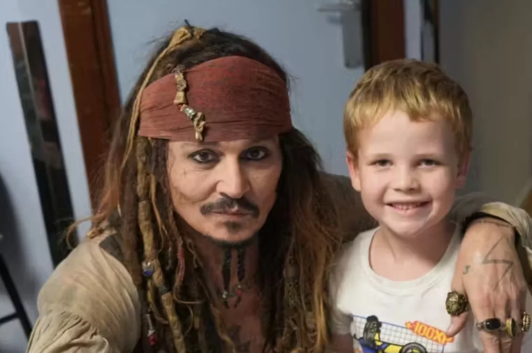 Pirata do bem: Hospital divulga fotos de Johnny Depp/Jack Sparrow alegrando crianças com câncer - Divulgação Hospital Donostia 