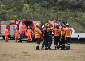 Equipe dos bombeiros recebe um dos corpos resgatados  -  (crédito: Leandro Couri/EM/D.A Press)