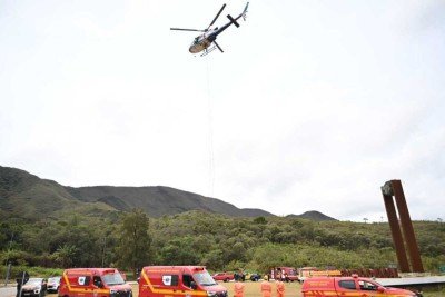 Helicóptero da Polícia Militar ajuda no resgate dos seis corpos em Ouro Preto -  (crédito: Leandro Couri)