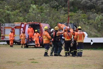 Equipe dos bombeiros recebe um dos corpos resgatados  -  (crédito: Leandro Couri/EM/D.A Press)