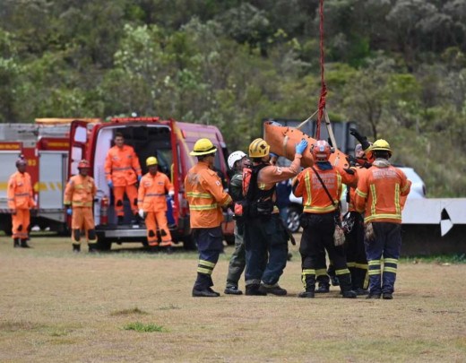 Equipe dos bombeiros recebe um dos corpos resgatados - (crédito: Leandro Couri/EM/D.A Press) Equipe dos bombeiros recebe um dos corpos resgatados - (crédito: Leandro Couri/EM/D.A Press)