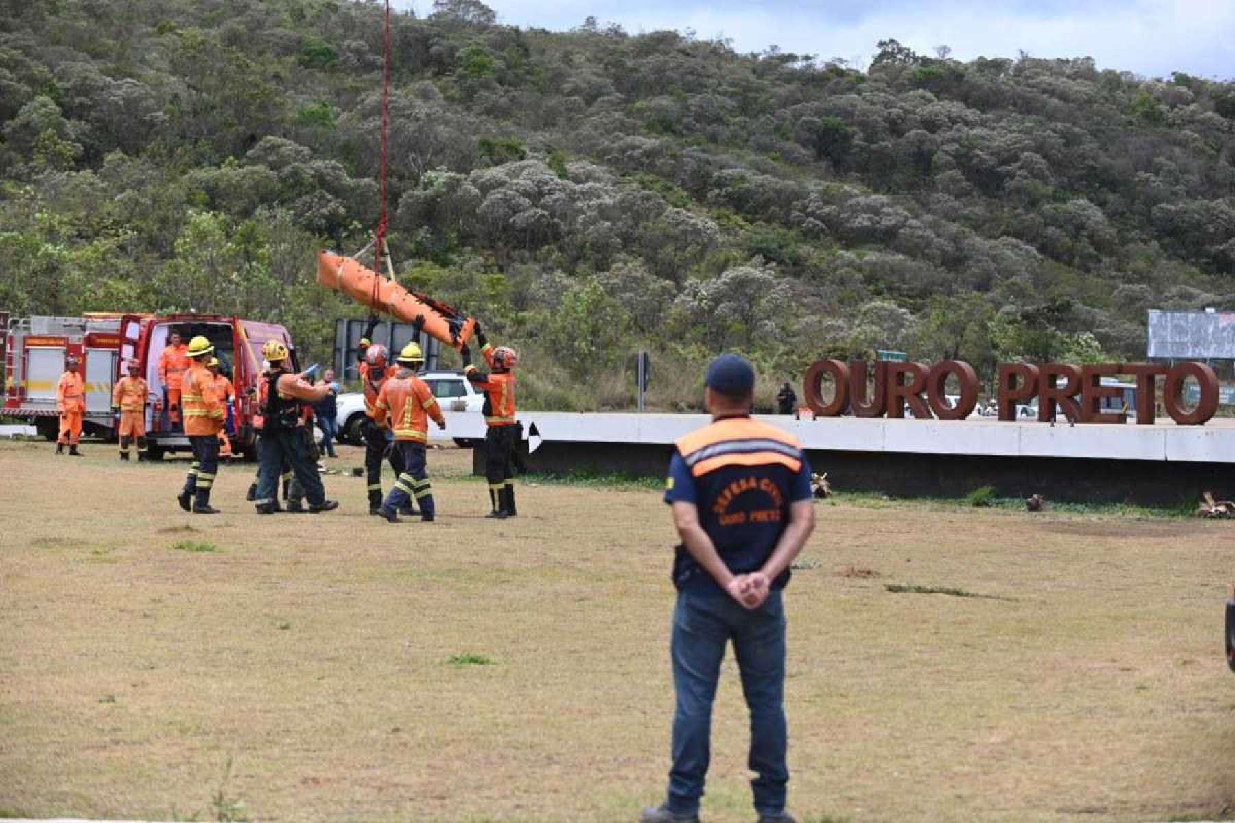 CBMMG inicia estudo para retirar destroços de helicóptero em Ouro Preto