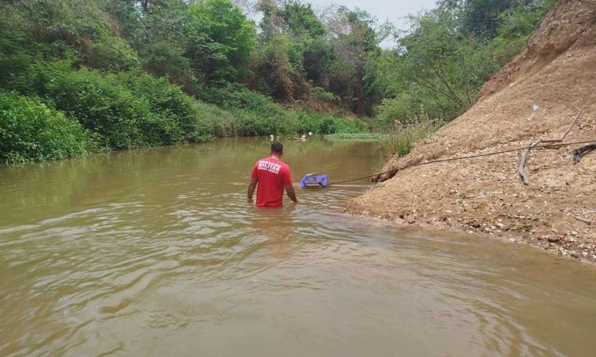 Bombeiros em meio às buscas pelo pescador desaparecido no Rio Verde Grande  -  (crédito: Sala de Imprensa/CBMMG)