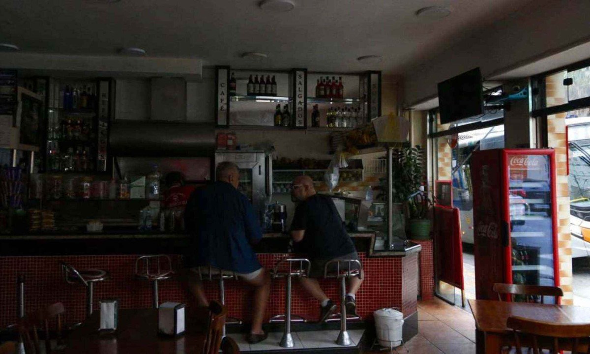 Restaurante sem energia nesse sábado (12/10), após apagão em vários bairros de São Paulo -  (crédito: Miguel Schincariol/AFP)