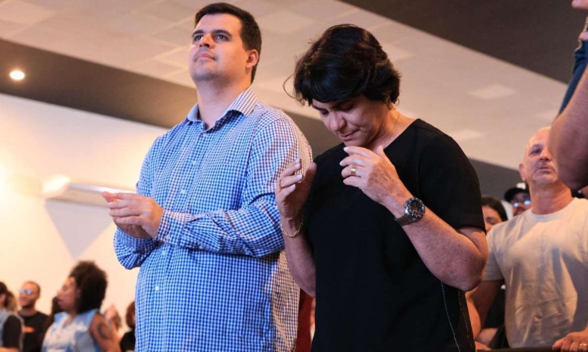 Bruno Engler e Coronel Cláudia participaram de culto no Carlos Prates neste domingo -  (crédito: Lucas Mendes/Divulgação)