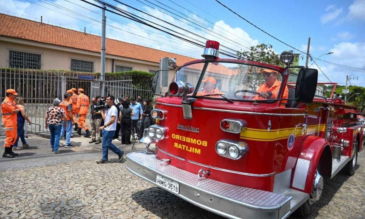 Bombeiros participam do velório coletivo das seis vítimas do acidente com o helicóptero do Corpo de Bombeiros  -  (crédito: Leandro Couri/EM/DA Press)