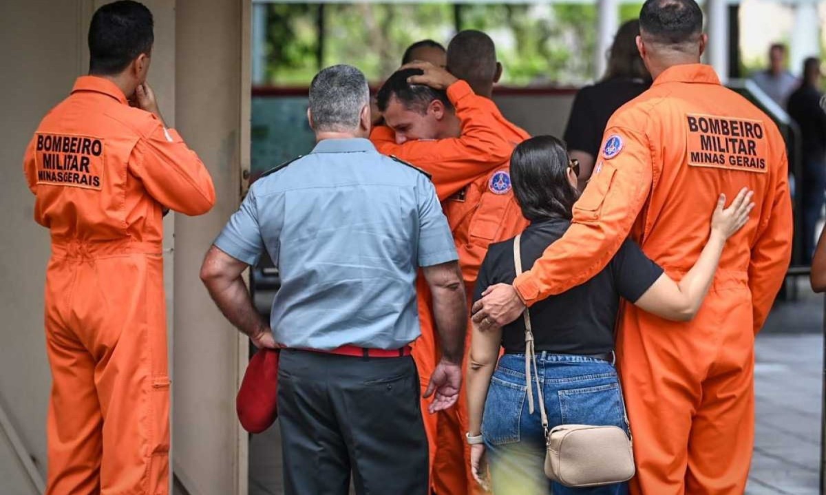 Emocionados, bombeiros se abraçam e choram no velório de colegas, vítimas do acidente com helicóptero em Ouro Preto -  (crédito: Leandro Couri/EM/DA Press)