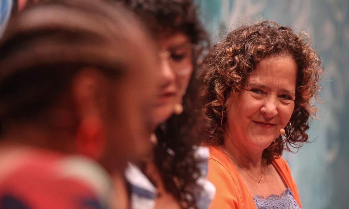 A escritora mineira Carla Madeira (à direita) na mesa de encerramento da Flip, em Paraty  -  (crédito: Rafaela Araújo/Folhapress)