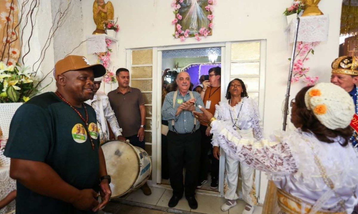 Fuad (PSD) esteve em agenda com a guarda de congo feminina Nossa Senhora do Rosário neste domingo (13/10) -  (crédito: Divulgação)