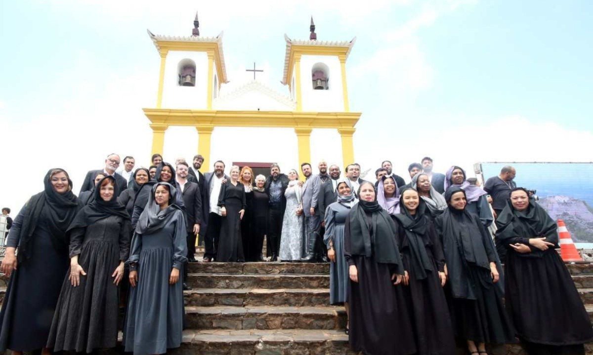 Parte do elenco de "Nabucco" se apresentou na Basílica de Nossa Senhora da Piedade no domingo (13/10) de manhã 
 -  (crédito: Paulo Lacerda/divulgação)
