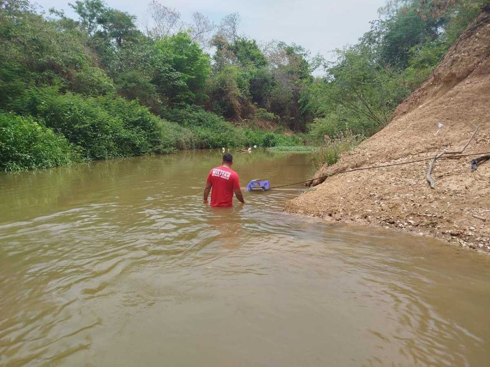 Pescador some nas águas do Rio Verde Grande, em Minas Gerais