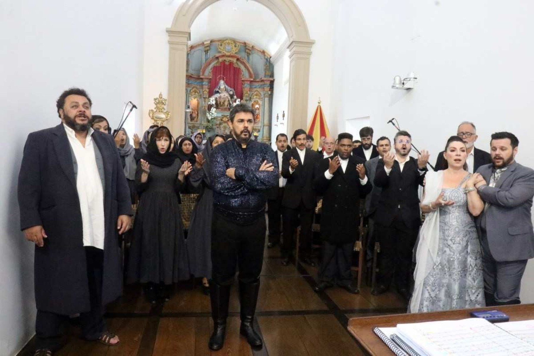 Parte do elenco da ópera Nabucco de apresenta em capela na Serra da Piedade, em MInas