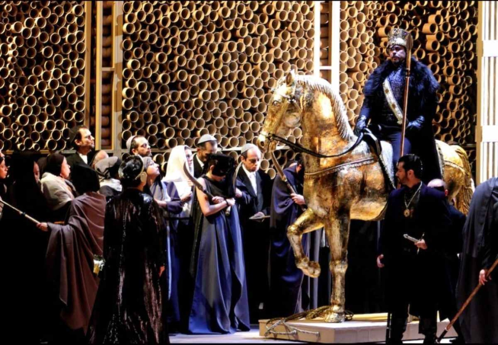 Cena da ópera "Nabucco", apresentada em 2011 no Palácio das Artes, tem cantor montado em cavalo