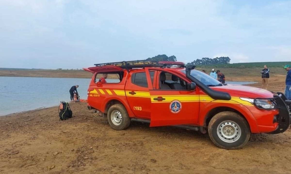 O corpo estava a cerca de 25 metros da margem, a quatro metros de profundidade -  (crédito: Reprodução Corpo de Bombeiros Militar de Patrocínio)