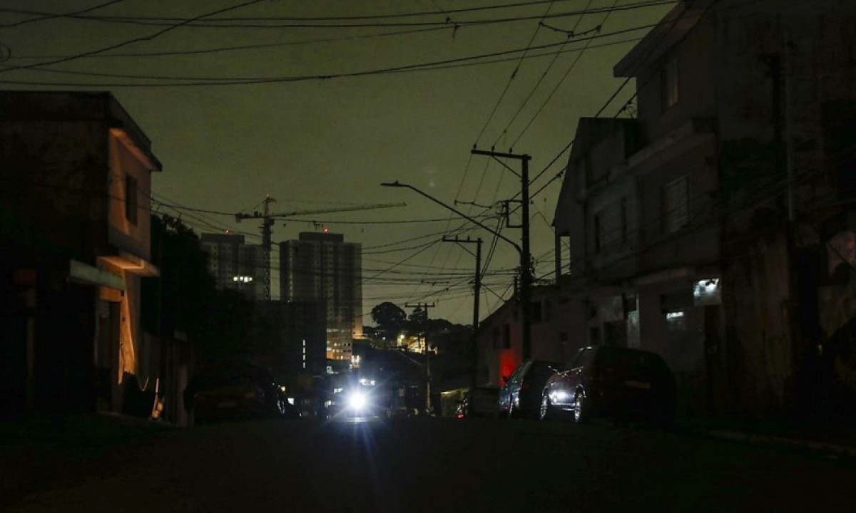 Avenida Padre Arlindo Vieira no bairro do Jabaquara sem energia elétrica desde sexta-feira (11/10) -  (crédito:  Paulo Pinto/Agência Brasil)