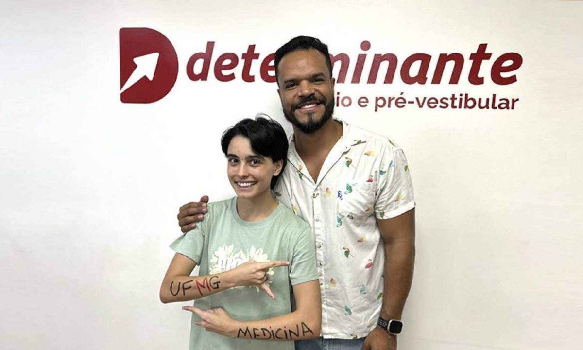 Bianca Fiuza foi aprovada em Medicina na UFMG com o professor Junio Santos -  (crédito: Divulgação)