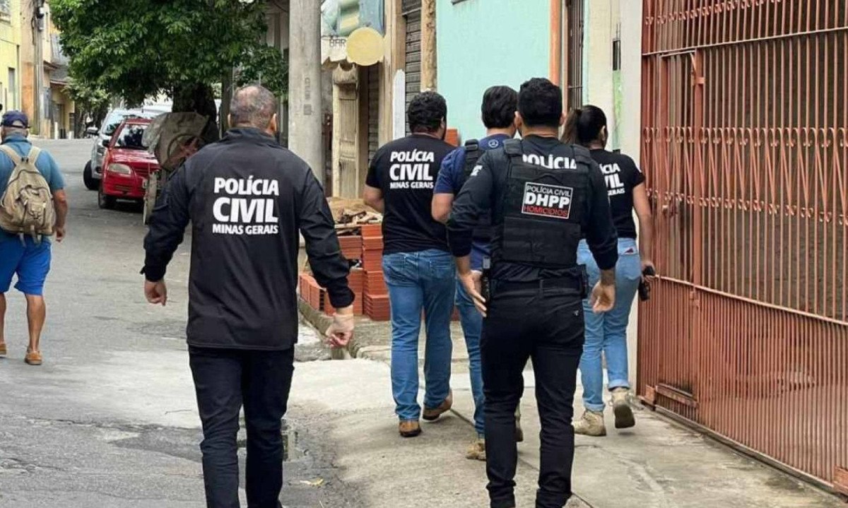 Prisão dos suspeitos fez parte da Operação Espólio, realizada pela Polícia Civil de Minas Gerais (PCMG) em Muriaé, na Zona da Mata Mineira -  (crédito: Divulgação/PCMG)