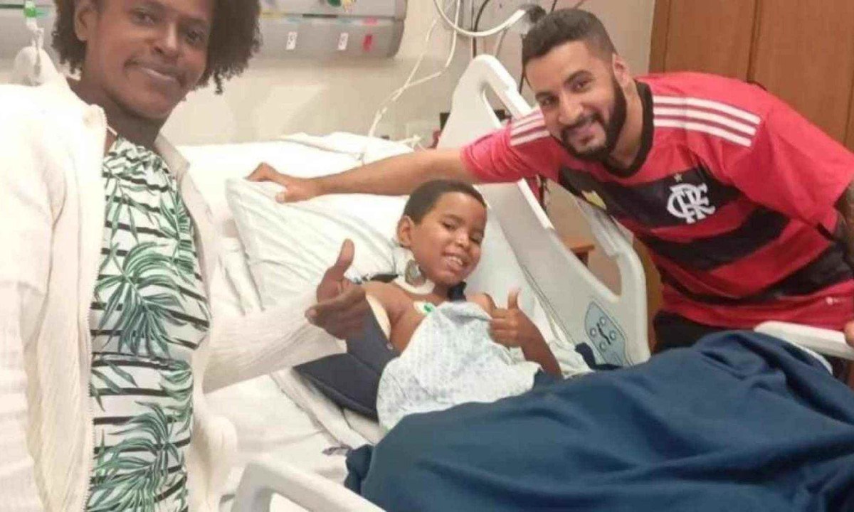 O motoboy Diego visitou o menino Davi e sua mãe no hospital -  (crédito: Instagram/Reprodução)