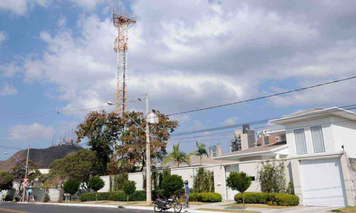 Em São Paulo, muitos nem sequer conseguiram acionar os serviços de socorro porque os celulares estavam mudos e o sinal 4G não dava sinais de vida -  (crédito: Gladyson rodrigues/em/d.a press)