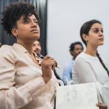 Mulheres performam melhor na liderança, indica pesquisa - DINO