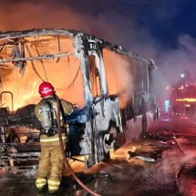 Minas: sete pessoas colocam fogo em ônibus e incêndio atinge casas - Divulgação/CBMMG