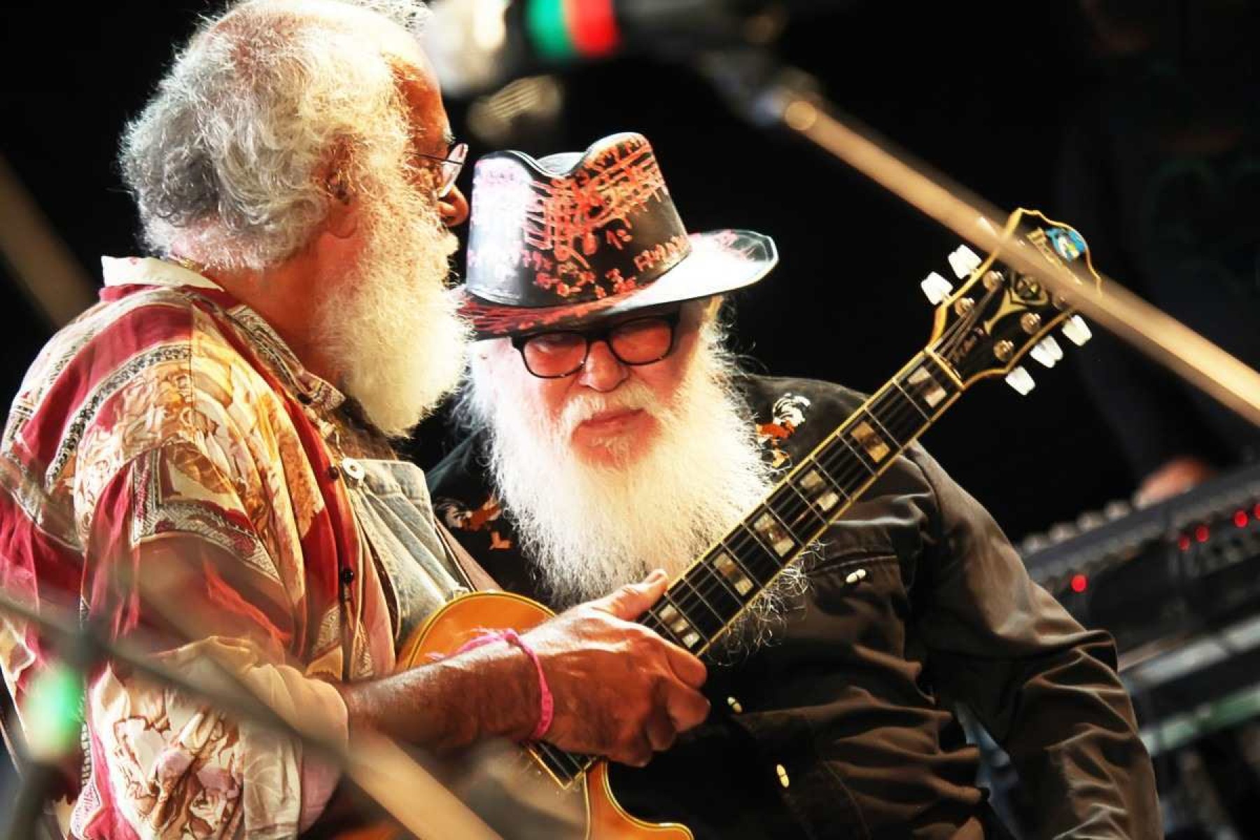 Arismar do Espírito Santo com Hermeto Pascoal em show realizado em Belo Horizonte 