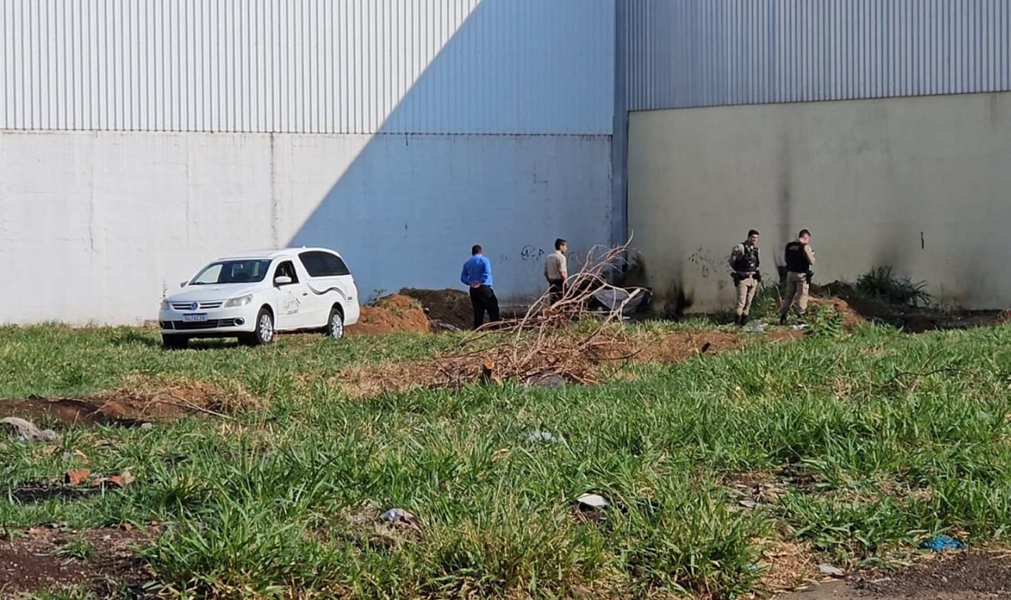 Cadáver é encontrado com marcas de violência em lote vago de cidade mineira