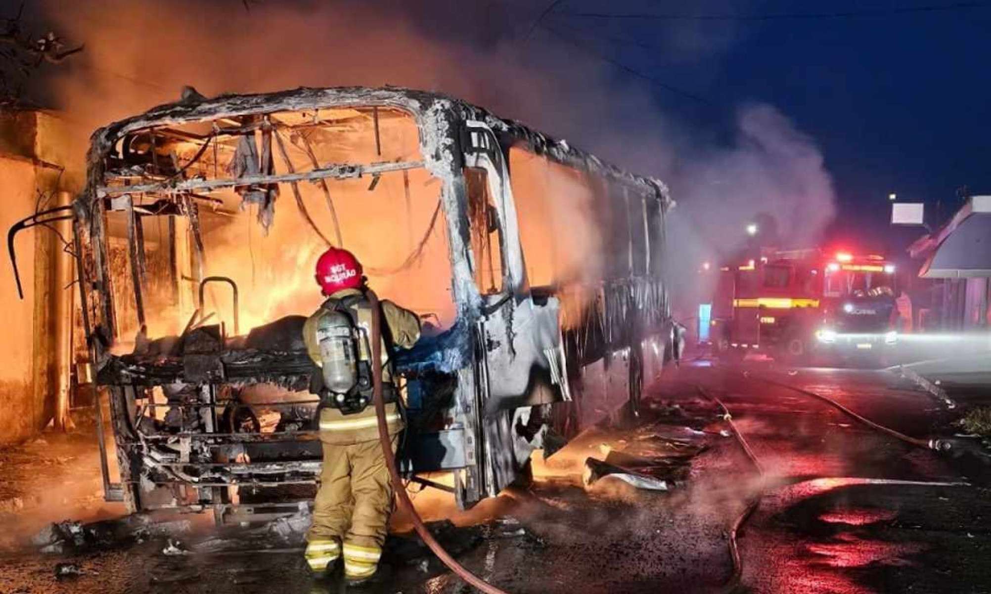 Minas: sete pessoas colocam fogo em ônibus e incêndio atinge casas