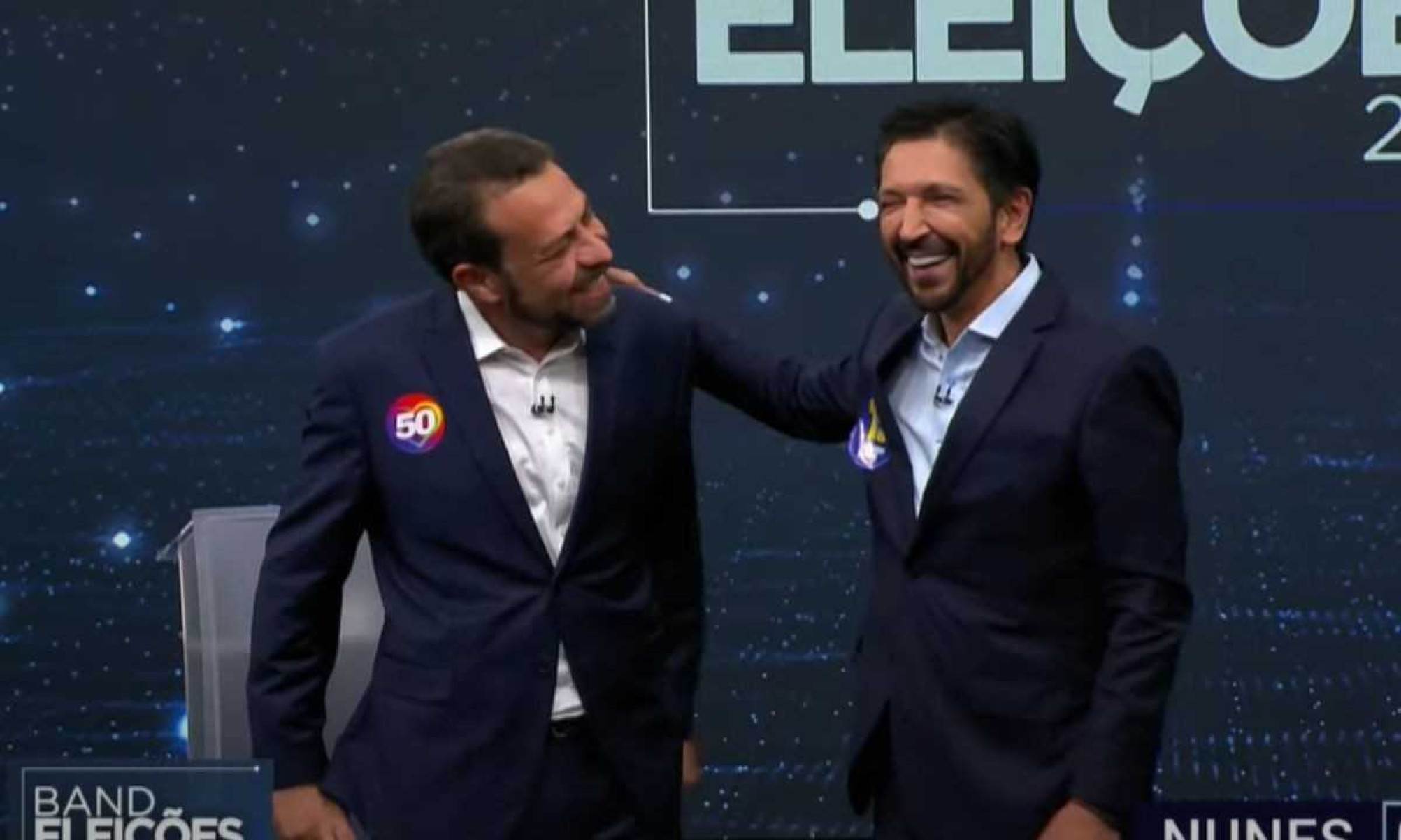 Boulos e Nunes se abraçam e caem na risada durante debate