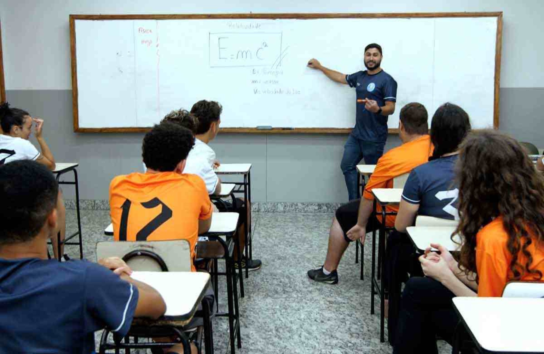 Cada vez mais raros, jovens docentes de BH contam por que amam dar aulas