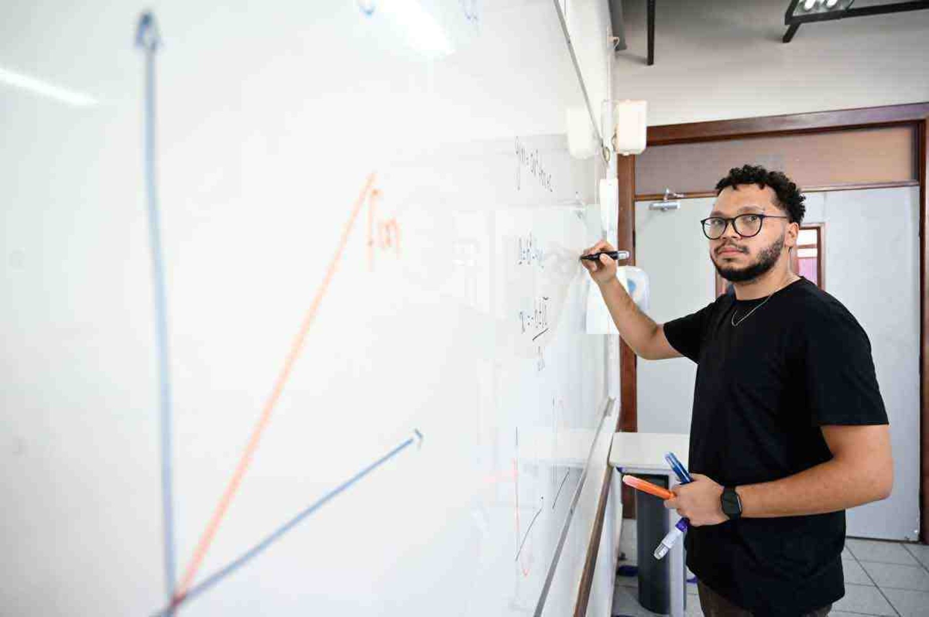 Espelhado nos pais, Guilherme assume com alegria o papel de mestre e leva o fascínio pela matemática à sala de aula  